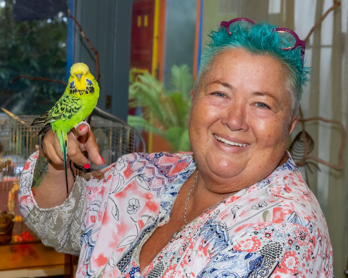 Szabadidejében sokat foglalkozik az állataival, de utazni is nagyon szeret 