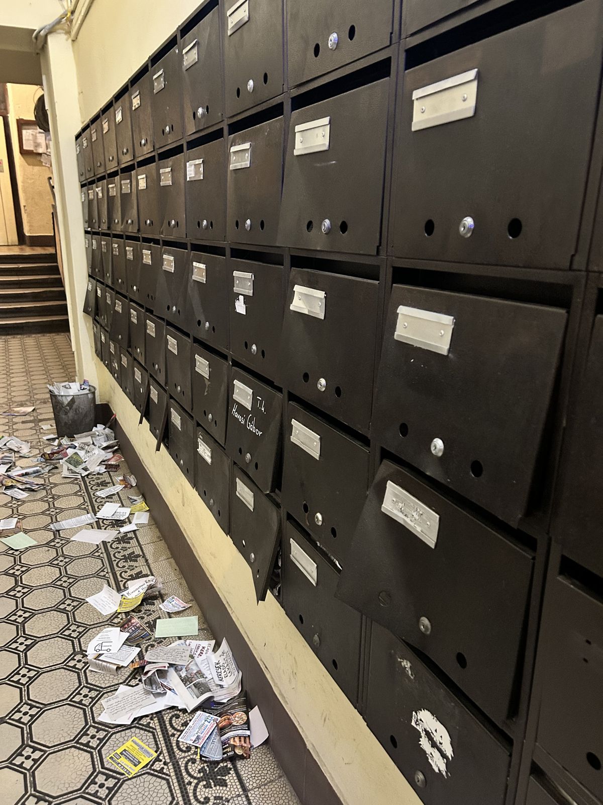 Postaláda-rém garázdálkodik a Király utcai társasházban.