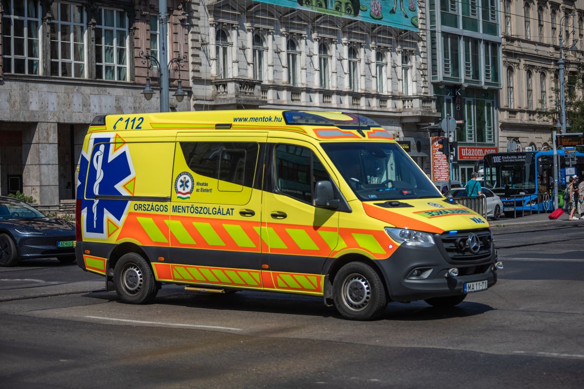 Rohant a mentő a balesethez. Fotó: Gabor Zoltan / Ripost