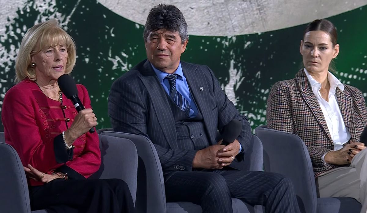 Schmittné Makray Katalin a Háborúellenes Gyűlésen