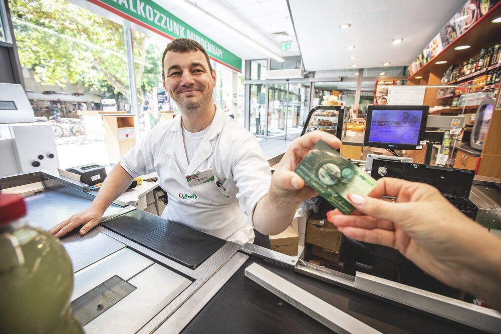 Mától újra használható a boltokban a SZÉP-kártya