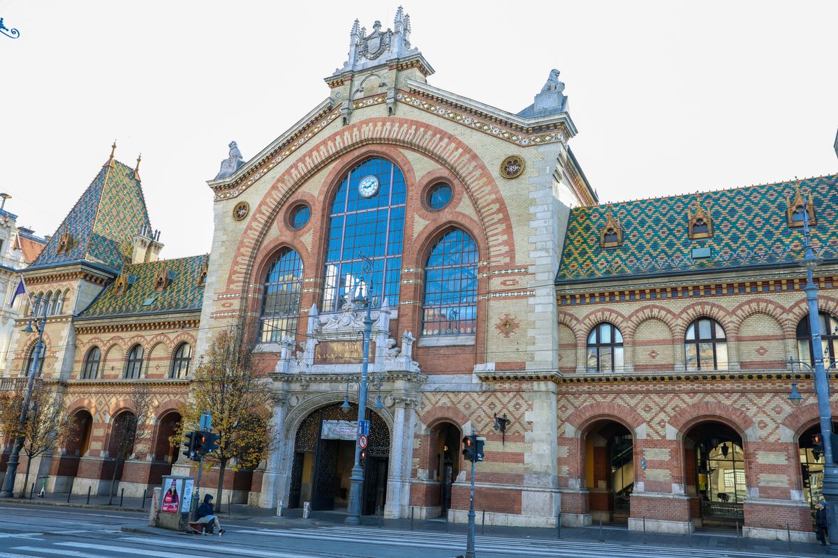 2025.11.28.Így készül a piac a karácsonyra_Vámház körúti Nagycsarnok