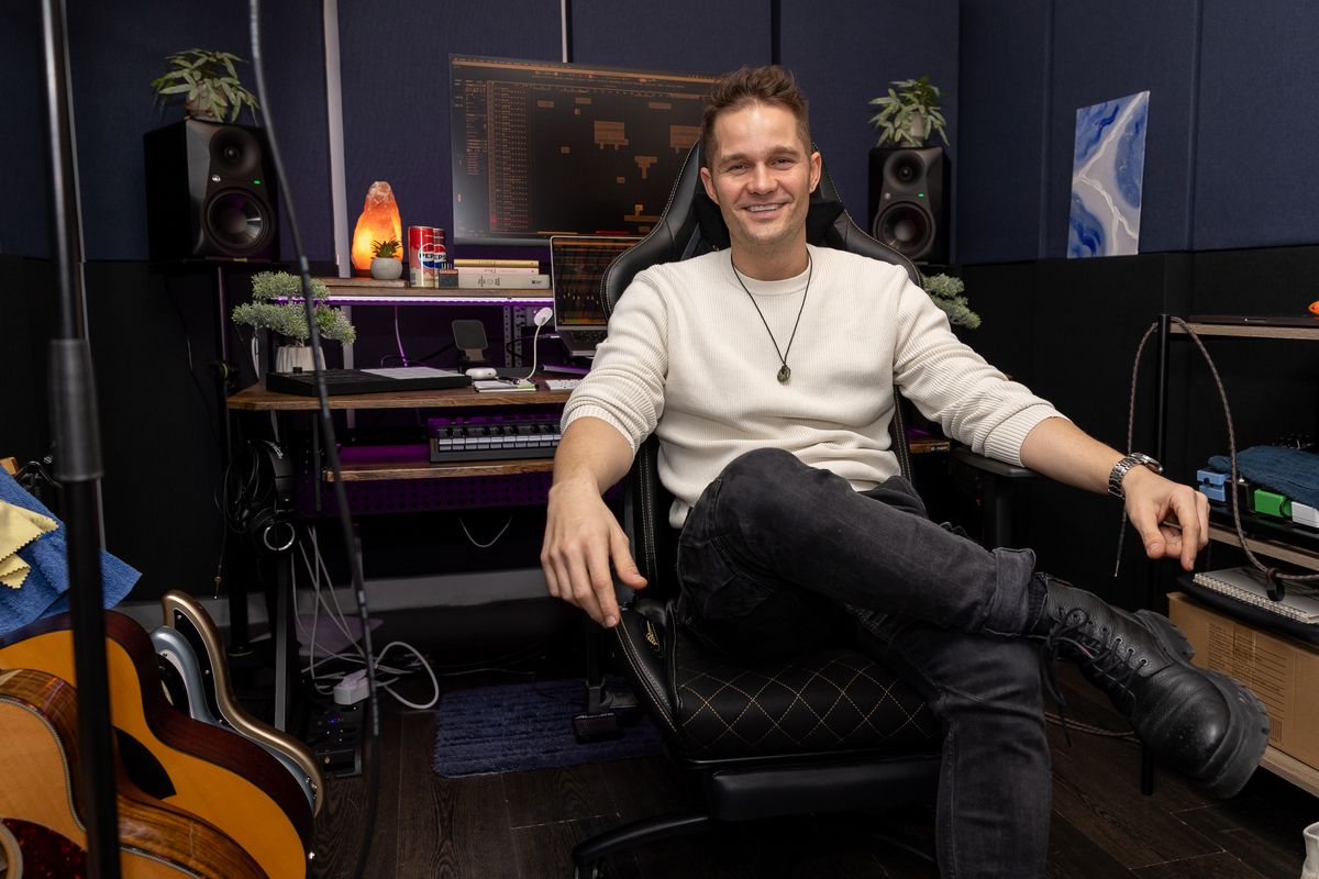 Veréb Tamás legénybúcsú című film vége főcimdalát énekli majd