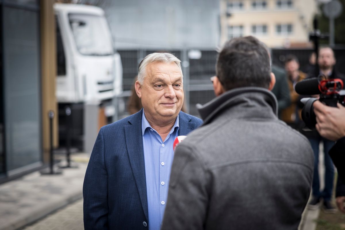 Az első Háborúellenes Gyűlésen az Orbán-firkás pulóvert és pólókat személyesen is meg lehetett venni