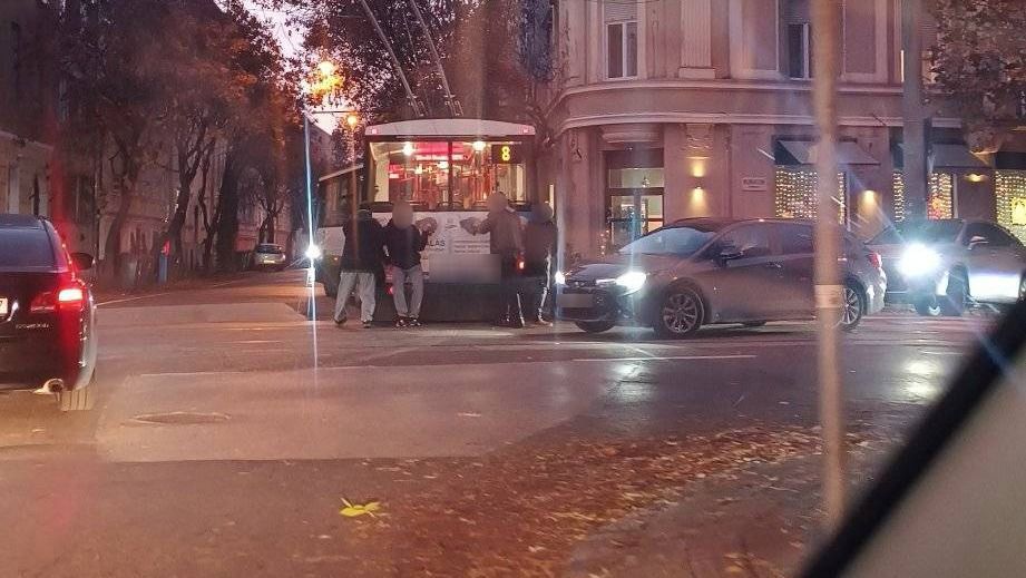 Az utasoknak kellett közbe lépnie a troli leállása miatt /