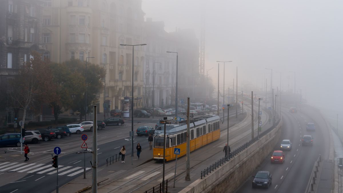 Budapest,,Hungary,-,November,10,,2018,The,Foggy,Morning,Of