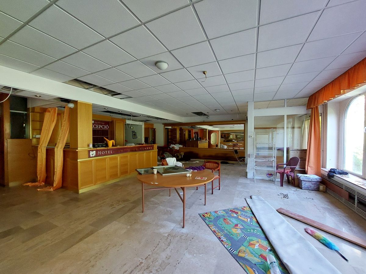emrég még gyermekek játszhattak az elhagyatott hotel recepcióján