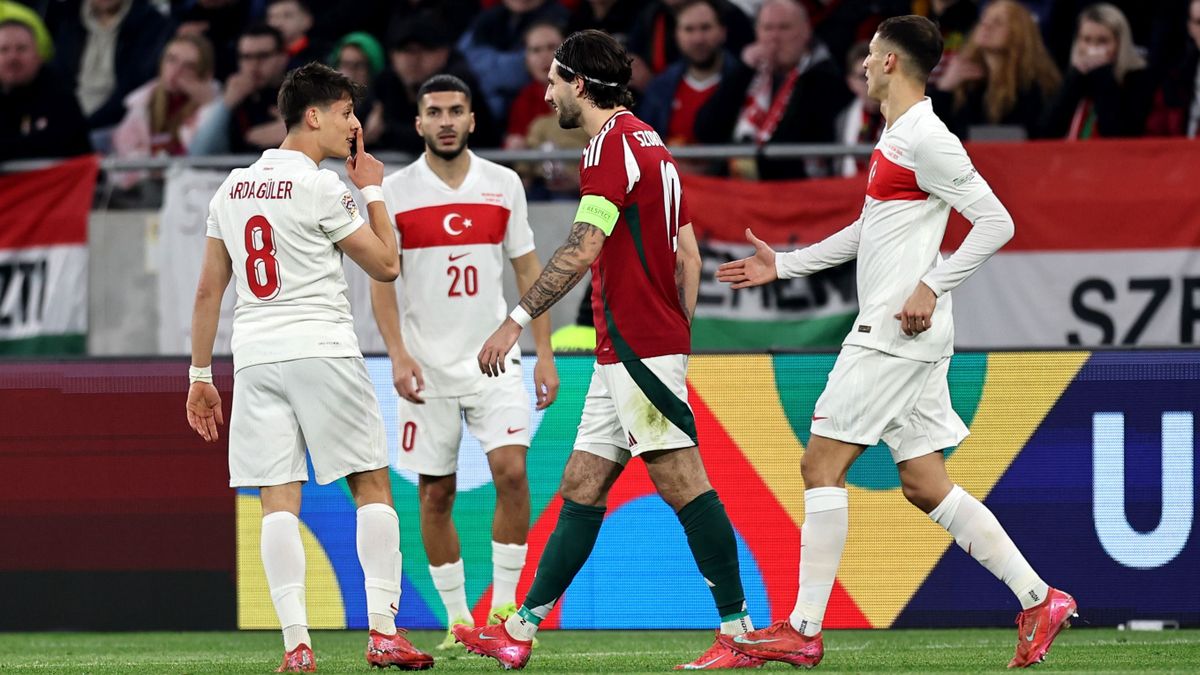 Szoboszlai Dominik (pirosban) és Arda Güler szóváltása a magyar-török Nemzetek Ligája mérkőzésen