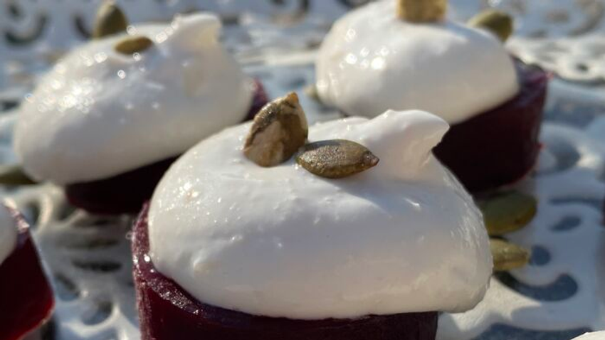 A húsos falatok alternatívájaként remekül passzolt a cékla-mignon Király Roland kovászos kenyeréhez is!