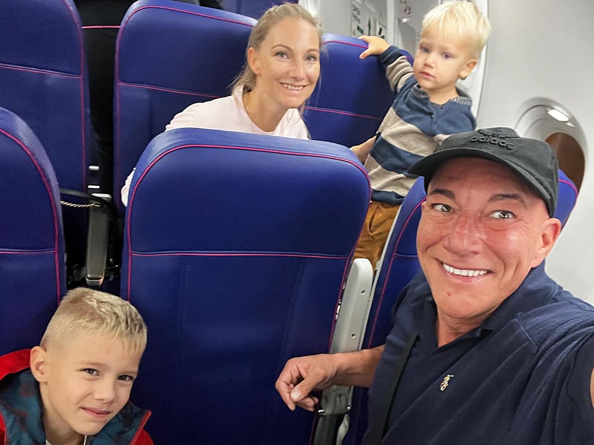 Németh Kristóf csak követte a felségét, aki meg sem állt vele és két, közös kisfiúkkal a reptérig