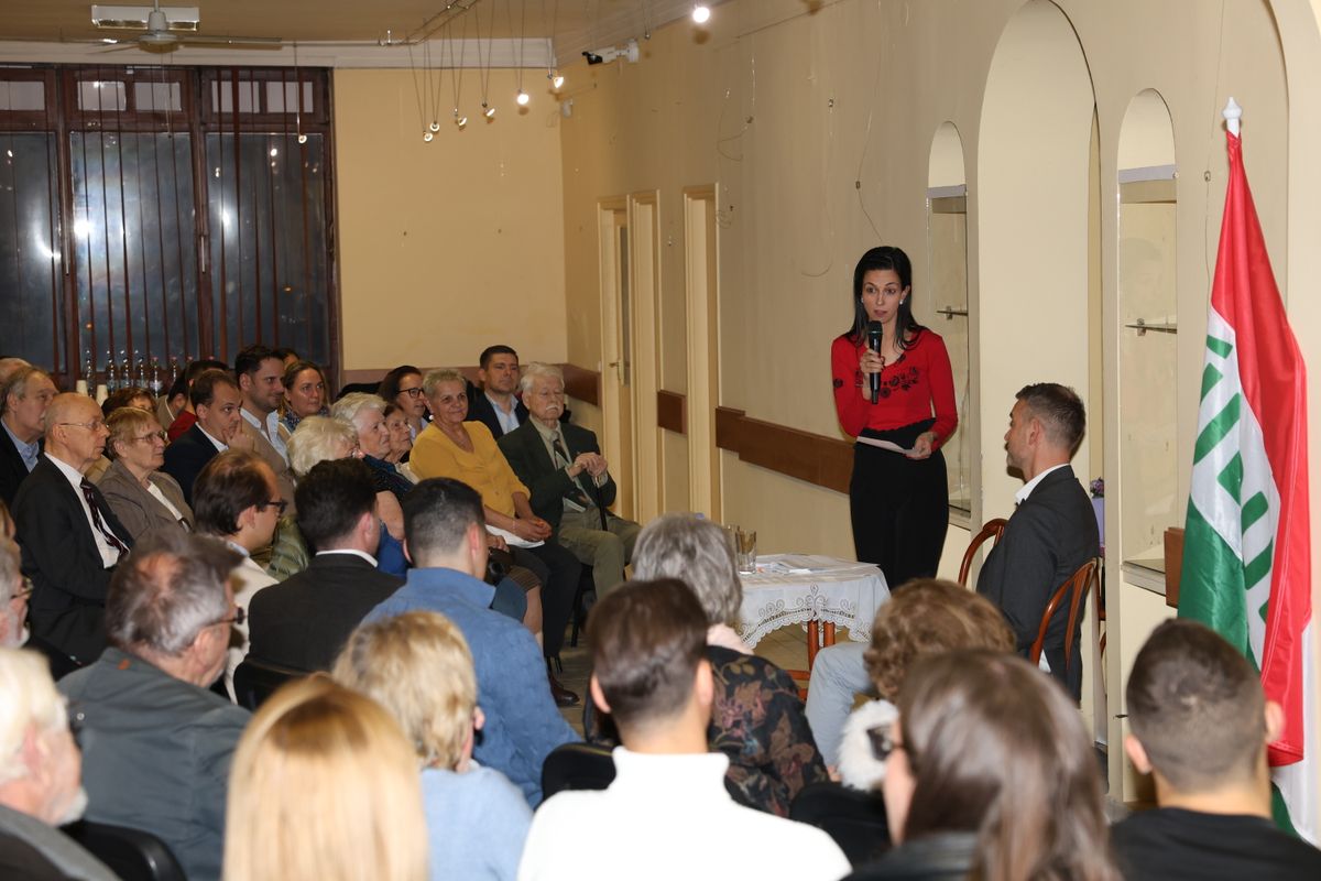 20025.11.03.Koncz Zsófia sajtotaj_sajtótájékoztatót tart Koncz Zsófia családokért felelős államtitkár és Steiner Attila Hegyvidék és Nyugat-Újbuda választókerületi elnök az őszi Digitális Polgári Körök Országjárásának keretében Újbudán.