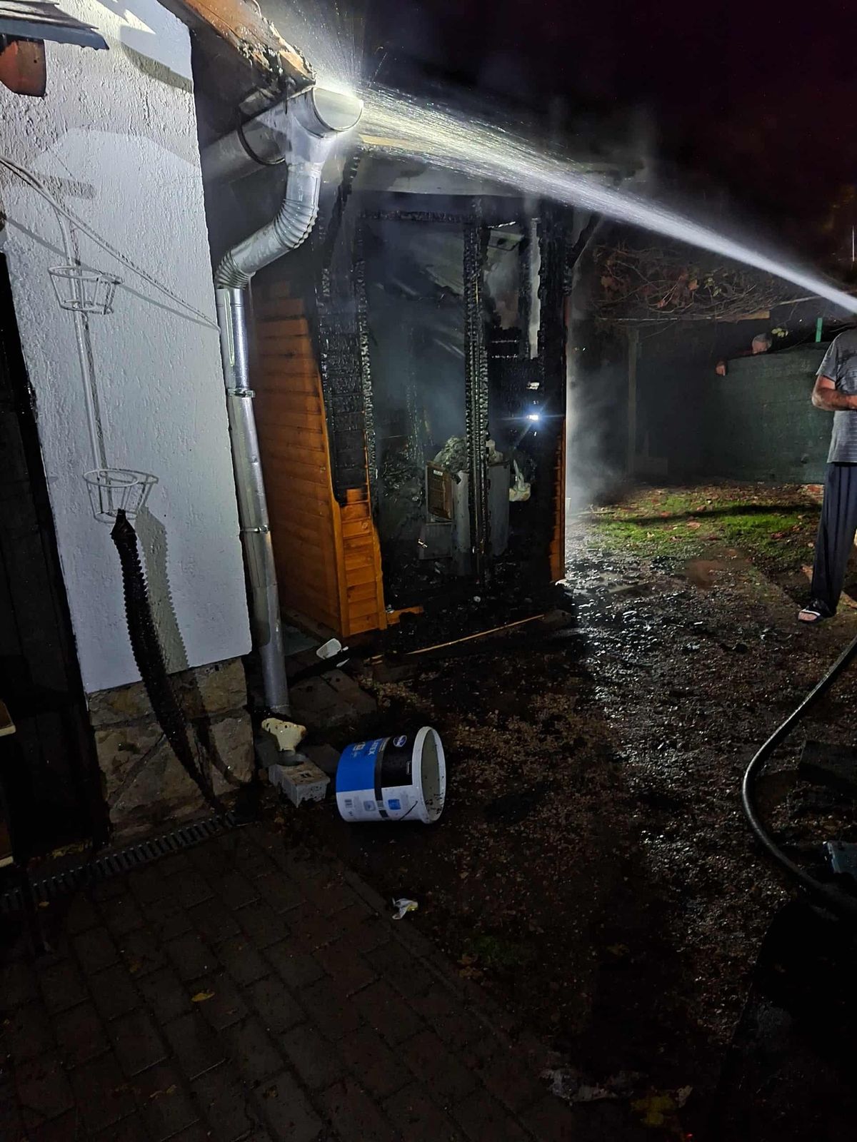 A szauna oltását a tulaj kezdte meg. Bár a tüzet elfojtották, a keze megégett.é