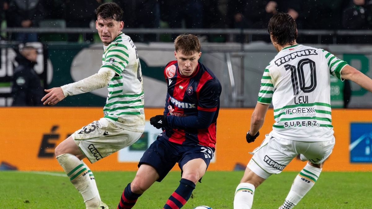 Kovácsréti Márk (középen) gólt szerzett a Fradi-Nyíregyháza mérkőzésen