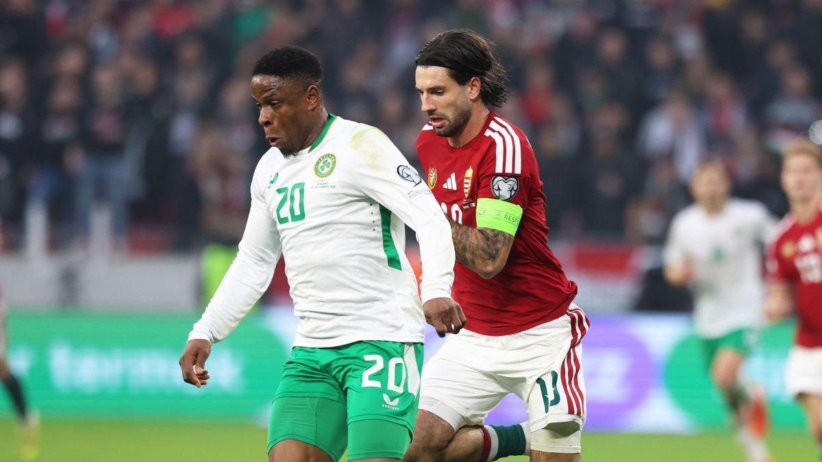 Chiedozie Ogbene (balra) mögött Szöböszlai Dominik a magyar-ír vb-selejtezőn