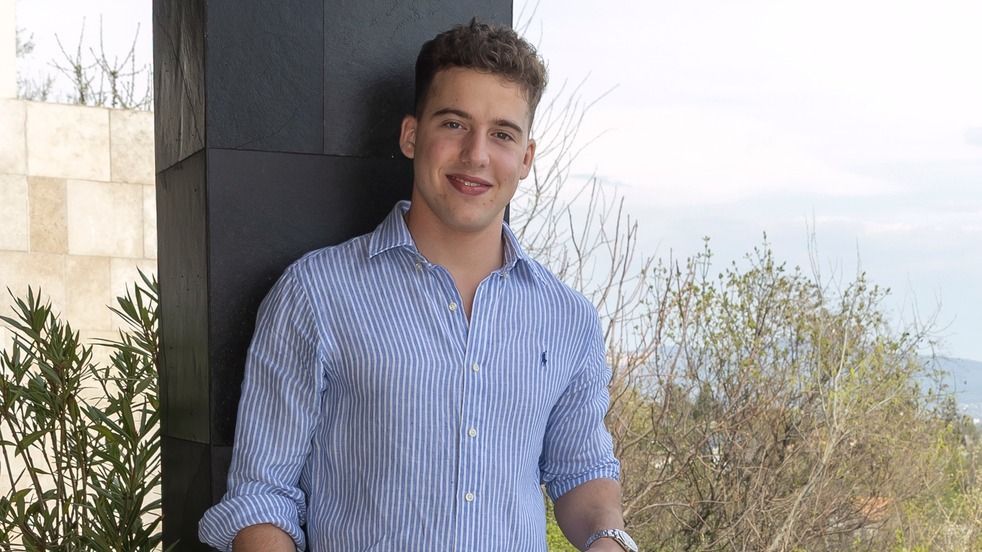 Schóbert Norbi Jr. is lerótta tiszteletét Dudás Miki emléke előtt