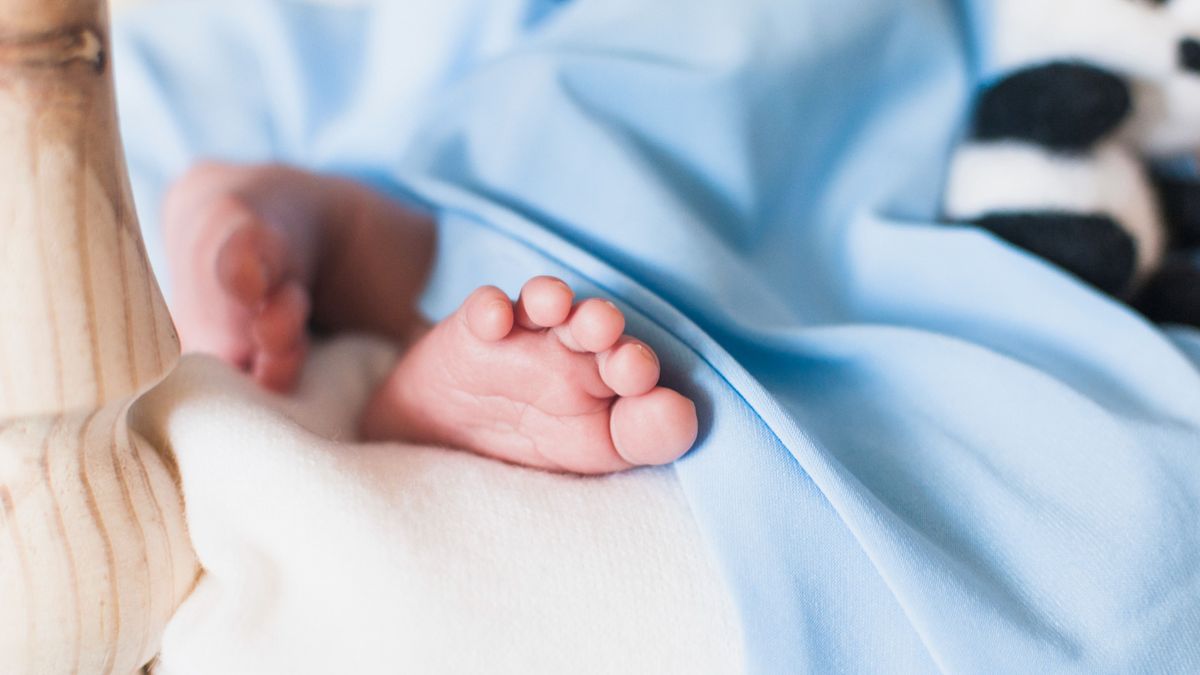 alt=A gyászoló édesanya minden szülőt figyelmeztet a kislányát eltaszító betegség előjeleire