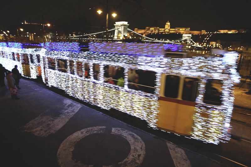 A kettes villamos karácsonyi díszben, a fényflotta tagjaként.