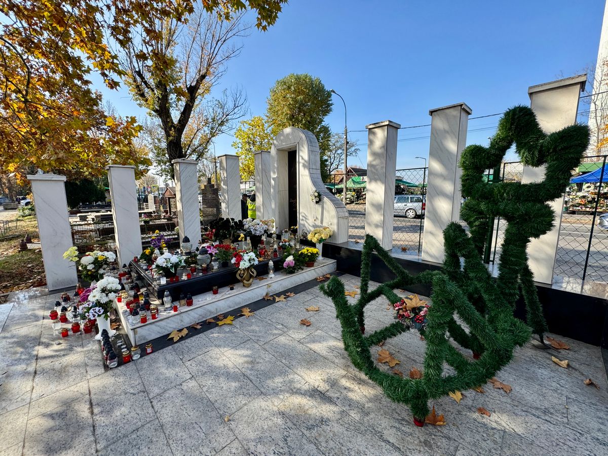 Zámbó Jimmy sírja tele van virágokkal