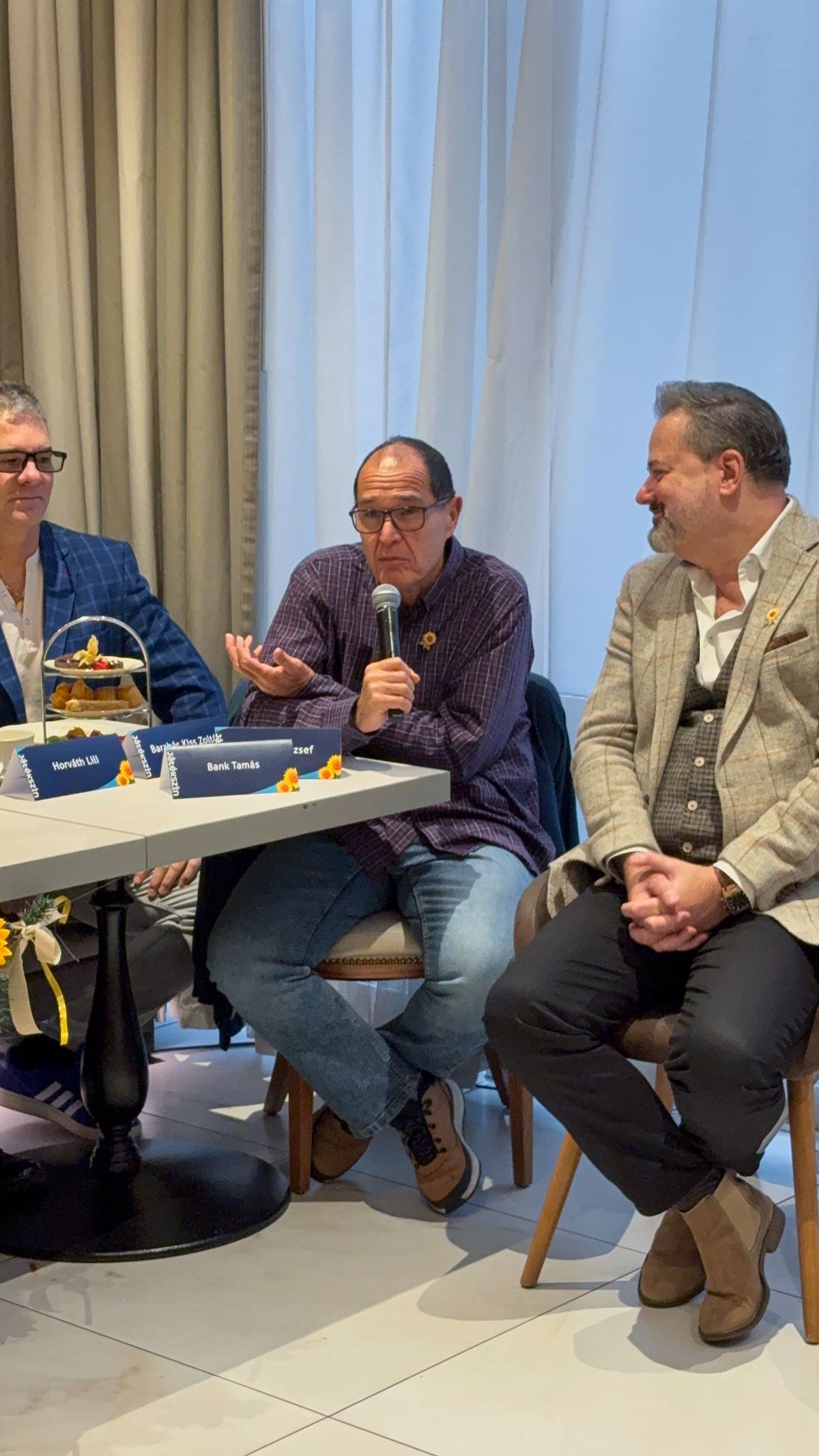 Kerekes József, Barabás Kiss Zoltánnal és Varga Ádámmal játssza a Naptárlányok férfi karaktereit.