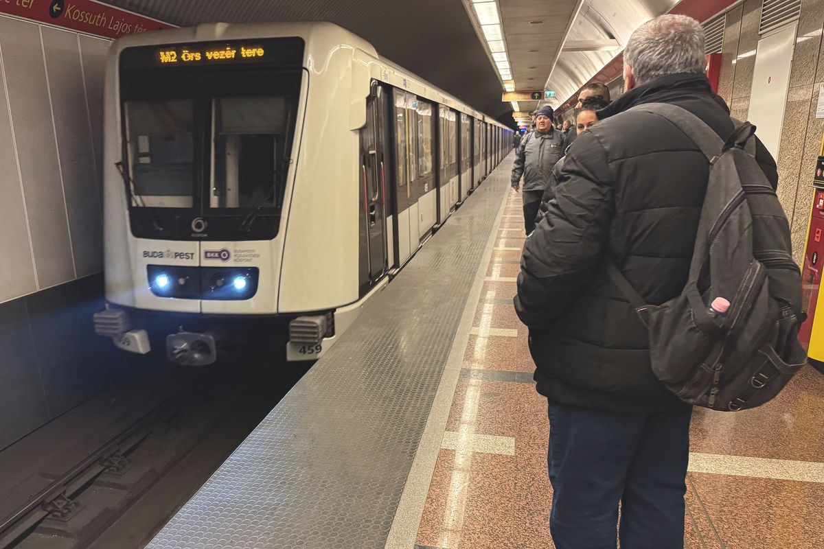A 2-es metrón garázdálkodó mobil és táskatolvajok egyre aktívabbak a vonalon
