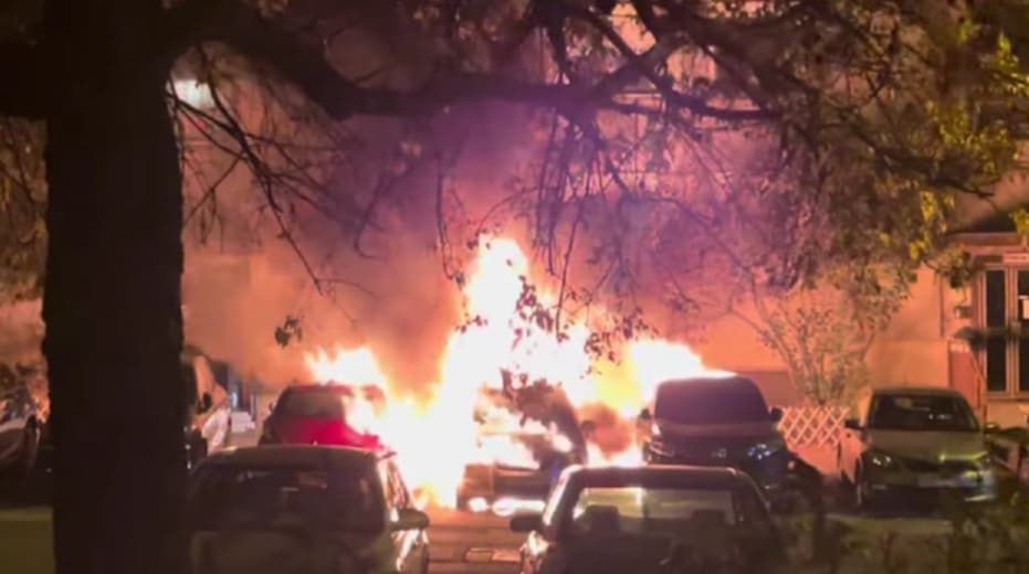A tűzben három parkoló autó égett meg. Egyelőre nem tudni, hogyan keletkeztek a lángok