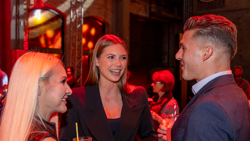 Magunk sem gondoltuk volna, hogy lehet közös ebben a három celebben, de mégis így. A Chery Magyarország egy csillogó, sztárokkal teli partyn mutatta be legújabb modelljét, amiért minden autórajongó sztár odáig volt. 