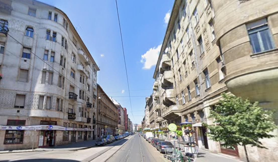 A hajléktalanok beköltöztek egy parkoló kocsiba.