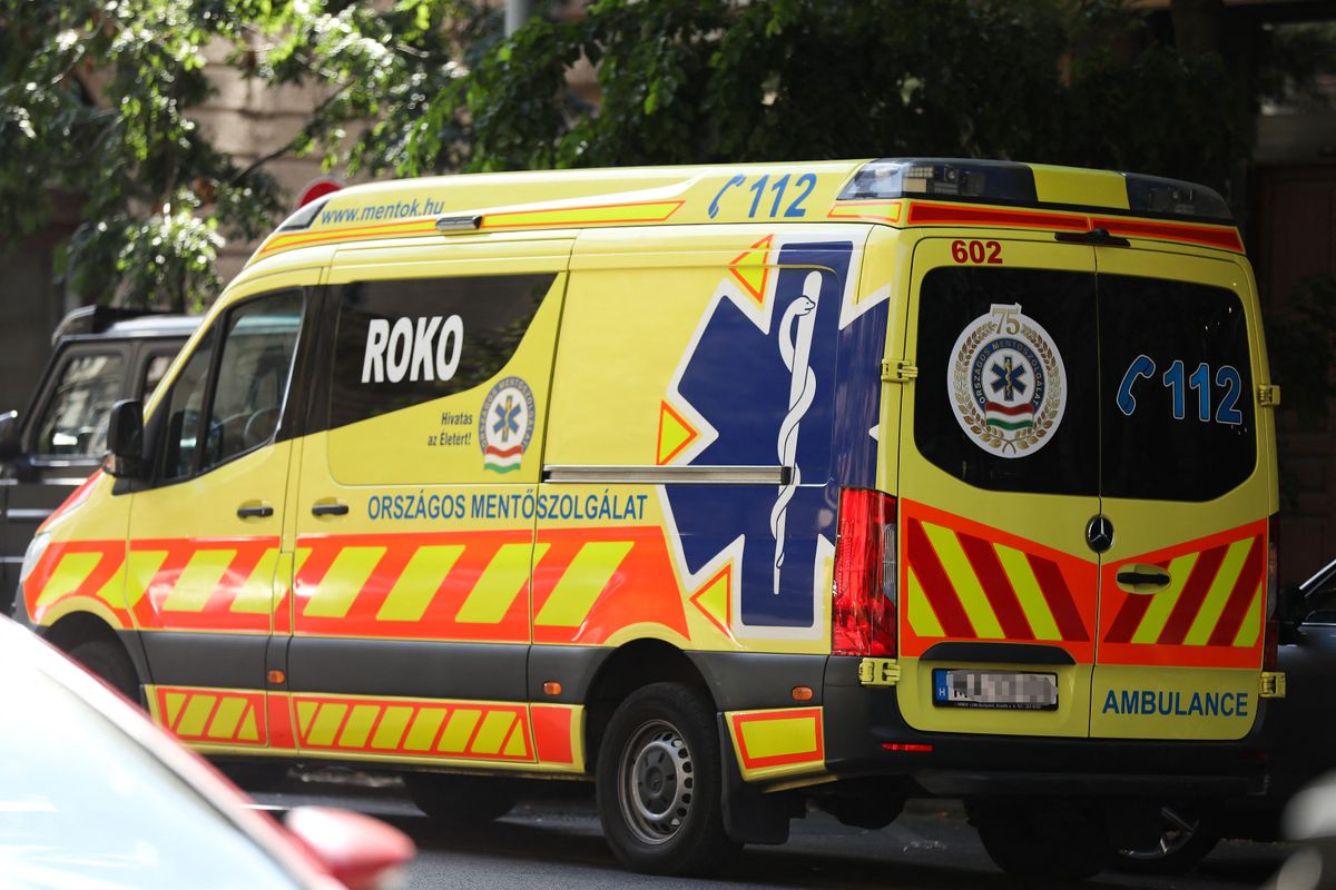 Daily Life In Budapest
mentő mentőautó