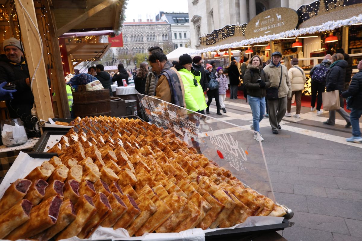 a karácsonyi vásáron finomságok is csábították az érdeklődőket