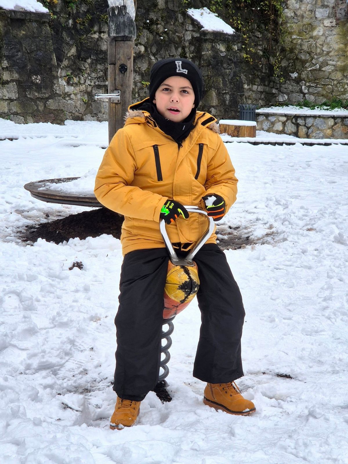 Léni, az autista kisfiú imádja a havat