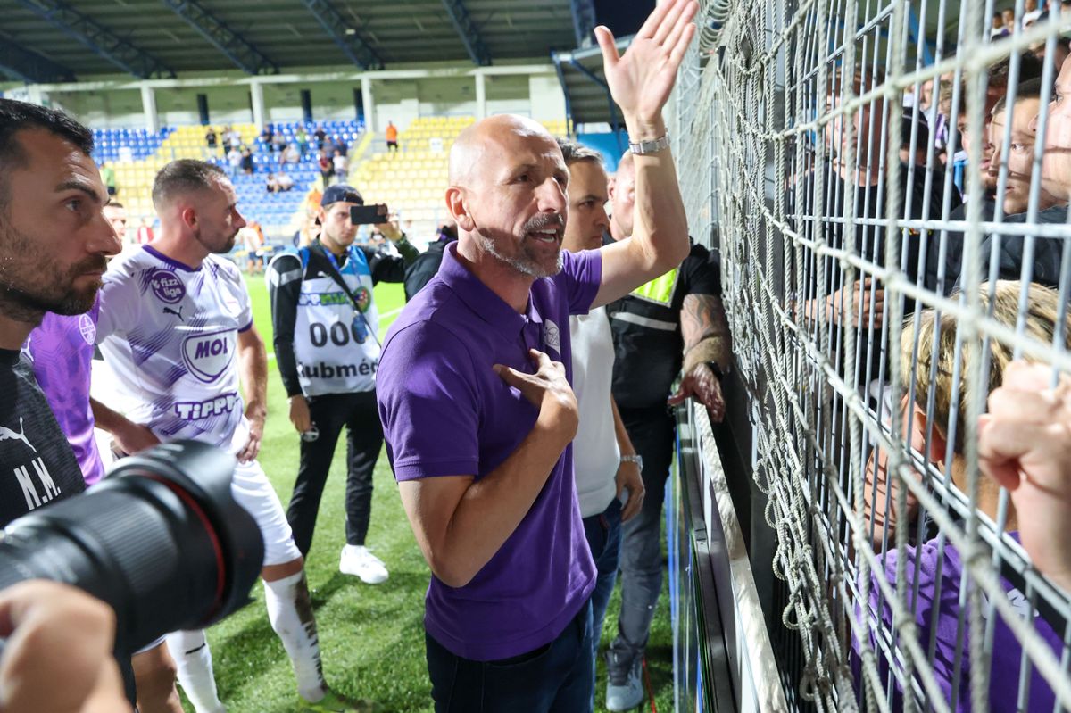 Damir Krznar az Újpest dühös szurkolói előtt
