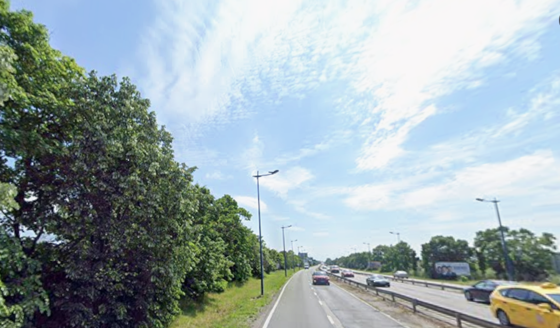 A nyugdíjas a Gyömrői út közepén sétált a botjára támaszkodva.