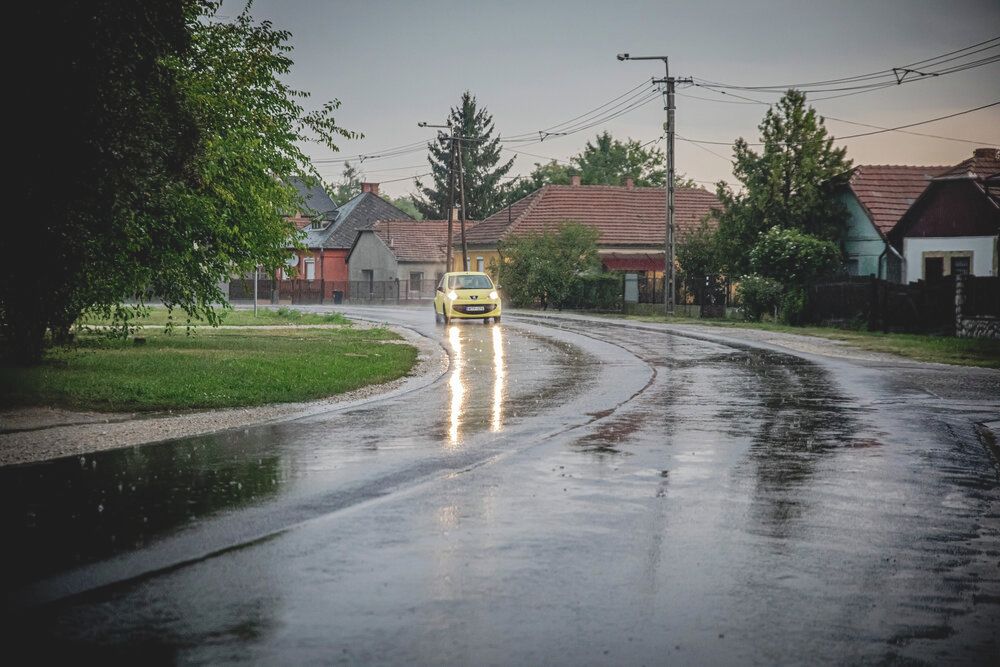 Erre kell figyelni vizes úton vezetés közben.
