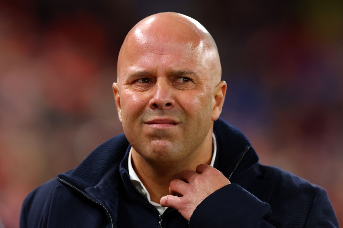 Arne Slot helyére Steven Gerrard kerülhet