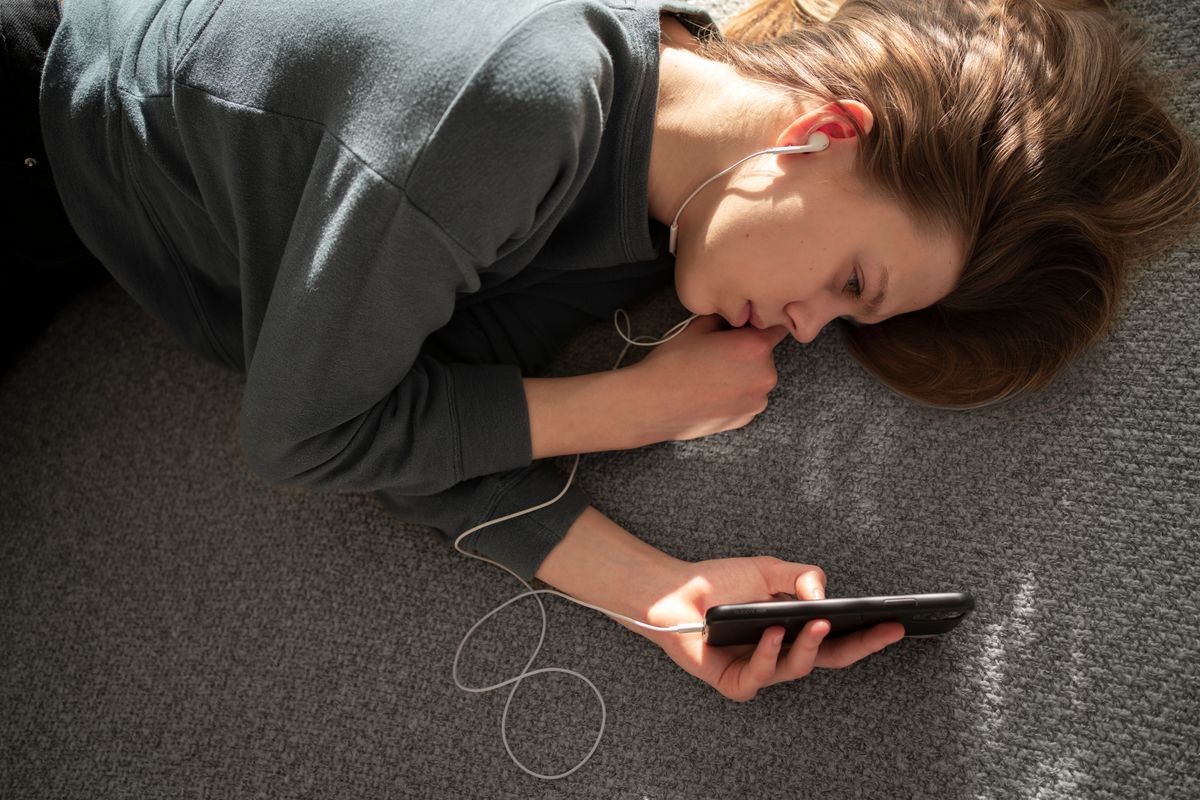 Közösségi média-függőség növelheti a droghasználatot