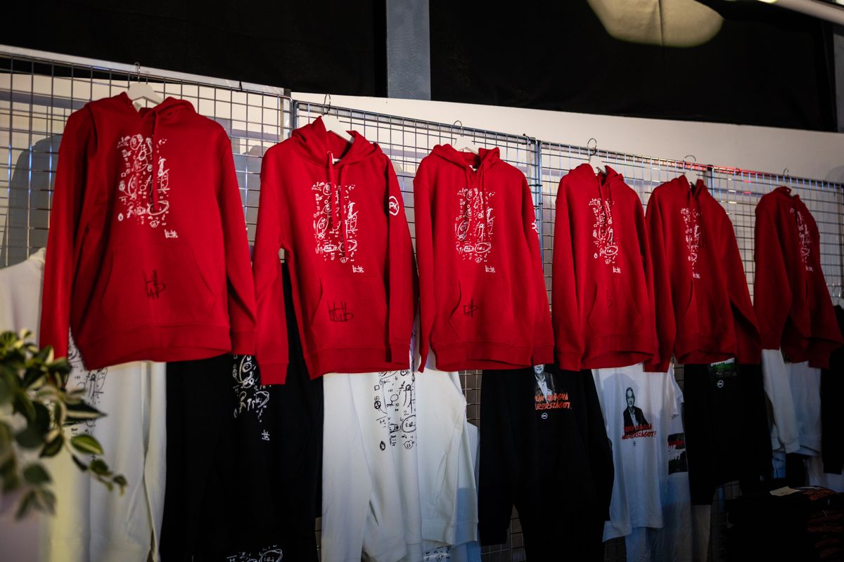 A Háborúellenes Gyűlésen Orbán Viktor által dedikált pólókat lehet beszerezni. Fotó: MW