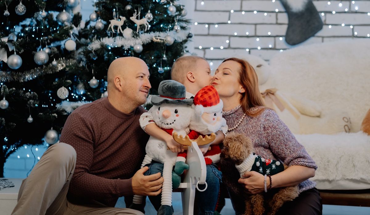 Beni szüleivel és kiskutyájukkal, Bonnie-val