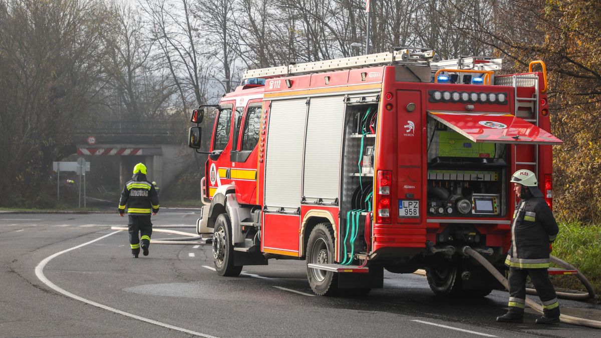 alt=villamossal ütközött egy autó Budapesten 