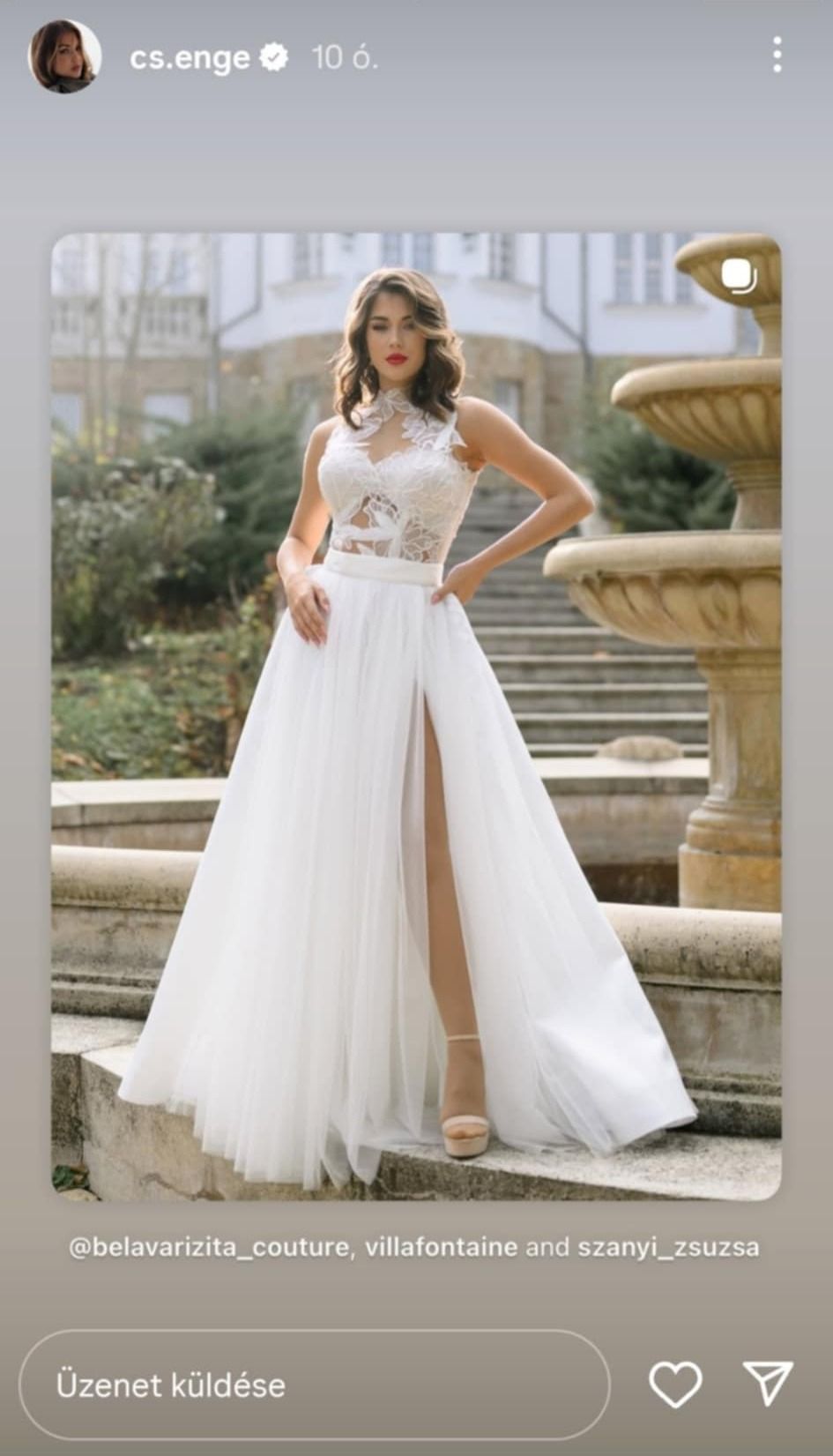 Horváth Csenge nagyon jól mutat az elegáns, fehér ruhában.