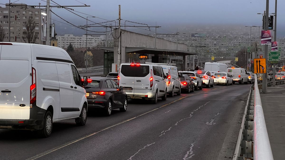 Dugó az Árpád hídon a Flórián tér felé