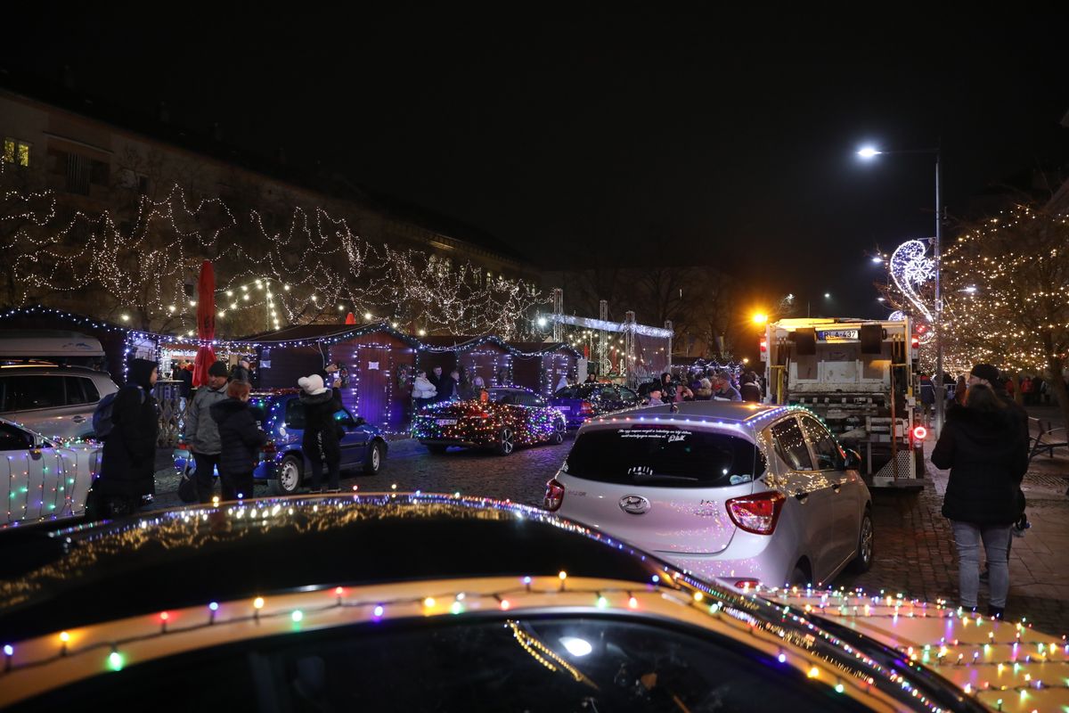 Karácsonyi autók tartottak felvonulást Szolnokon.