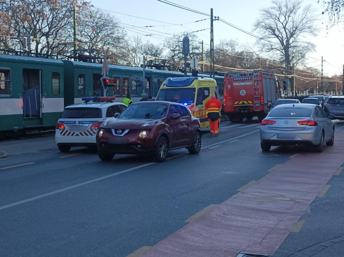 A H5-ös HÉV a Szépvölgyi út végén lévő átjárónál gázolt