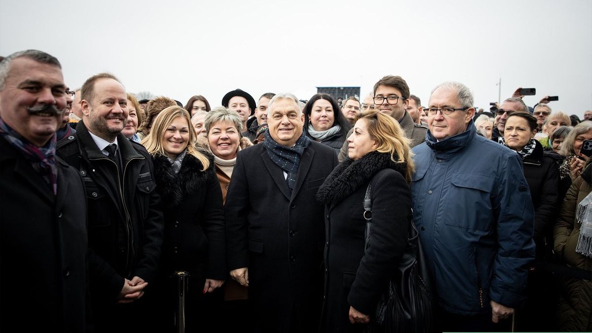 Átadták az M4 autópálya szakaszát. Fotó: Orbán Viktor Facebook