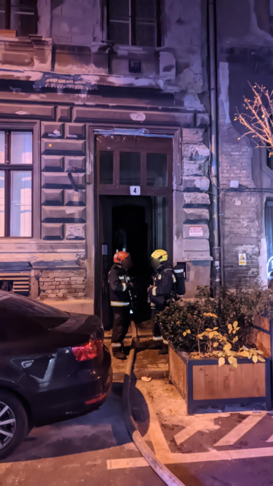 Kigyulladt a ház tetőszerkezete, a lakókat menekíteni kellett.