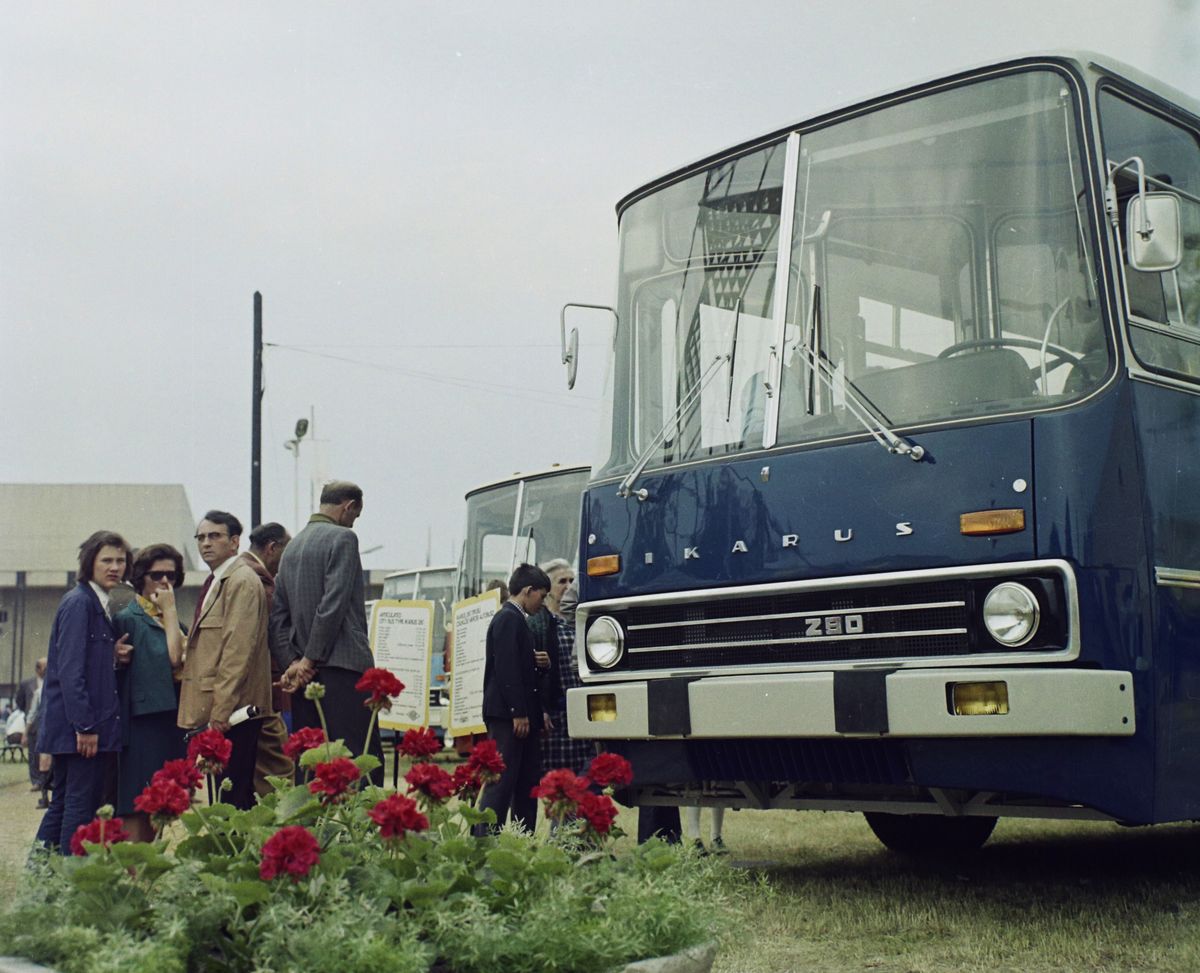 Ikarus busz az Albertirsai úti vásárterületen 1973