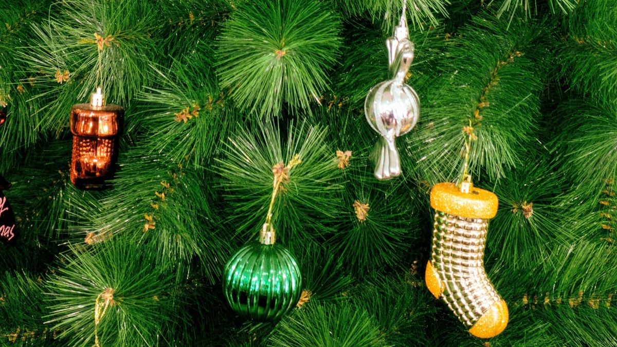 alt=Egy idős asszony egész évben fenntartja a karácsonyfáját, amire jó oka is van! 