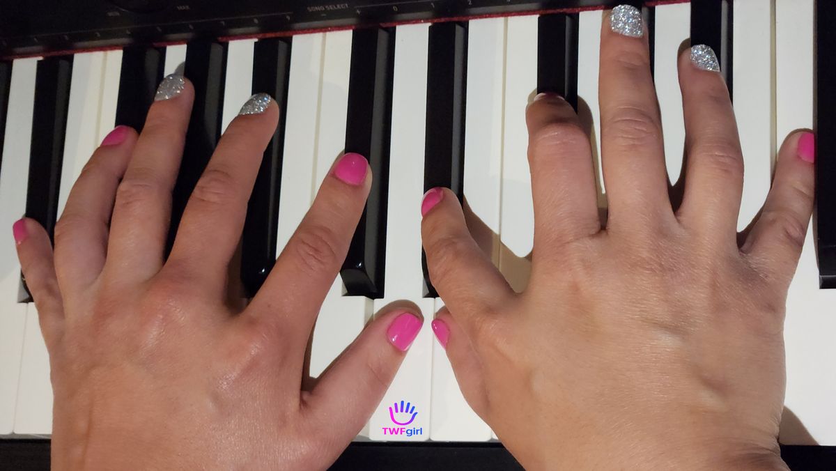 A 12 ujjú lány nagy álma válik valóra, zongorista lesz