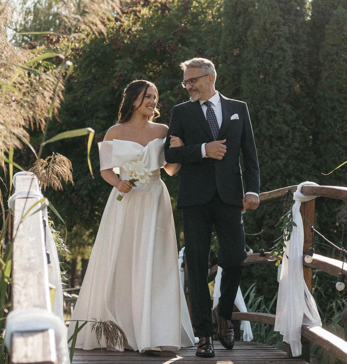 Szolnoki Péter büszkén kísérte oltárhoz egyetlen lányát.