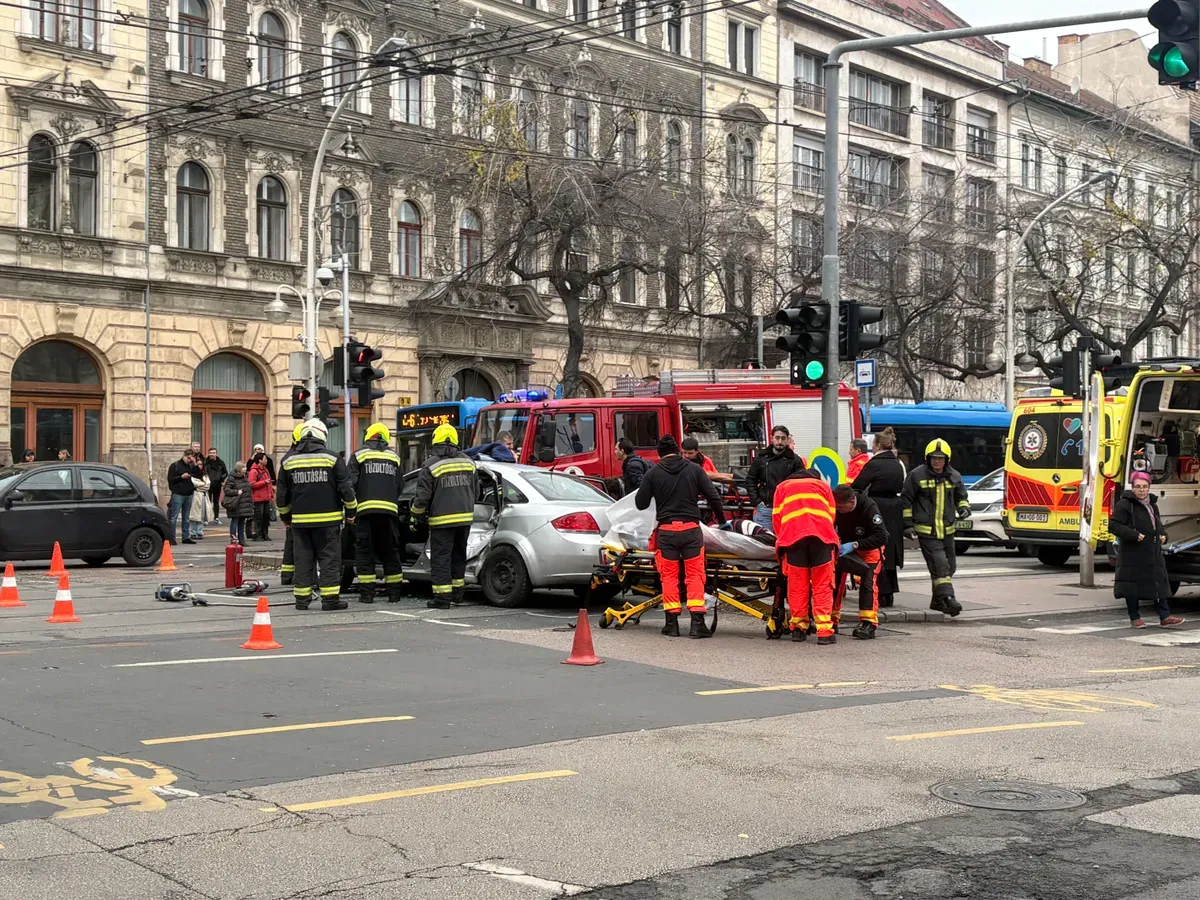 Villamosbaleset miatt áll a forgalom