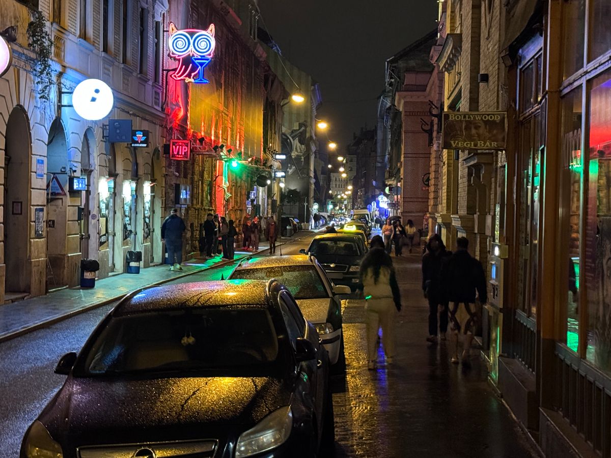 Éjszakai pillanatkép - állandó buli Erzsébetvárosban 